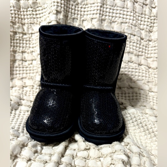 UGG Toddler Classic Short Chunky Sequin Pull-On Booties - Picture 4 of 8